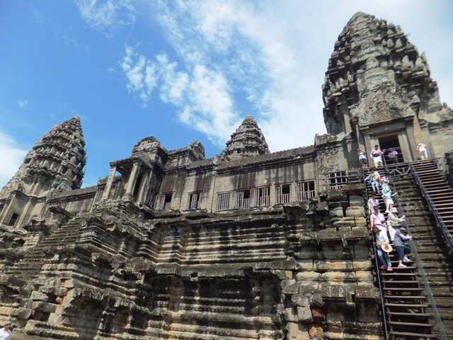 angkorwatstairwayto3rdlevel.jpg