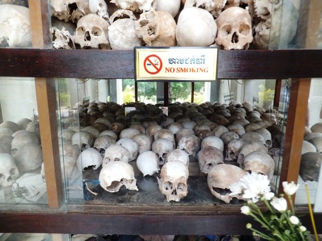killingfieldsmonument1.jpg