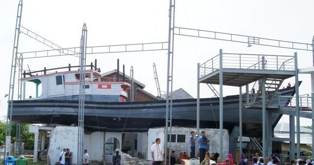 bandaacehfishingboatwashed5kminlandontohousing.jpg