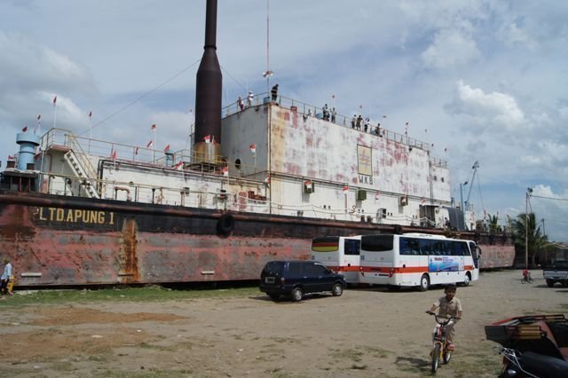 bandaacehgeneratorshipwashed3kmsinland.jpg