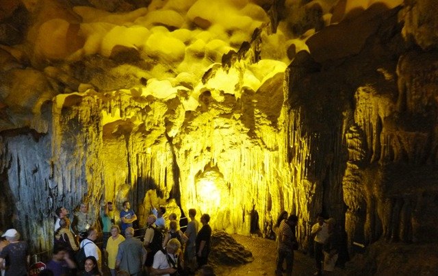 halongbaycaves1.jpg