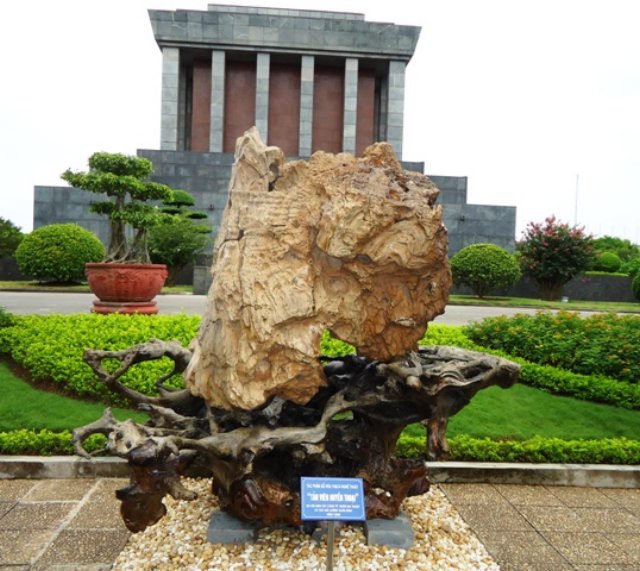 hanoihochiminhmausoleum2.jpg