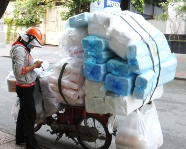 vietnamscooterload2.jpg